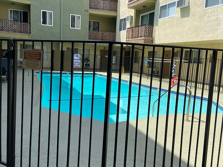 Tarzana Terrace Apartments — Photo 26