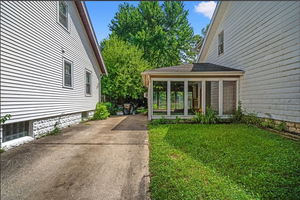 2742 Latonia Ave — Photo 3