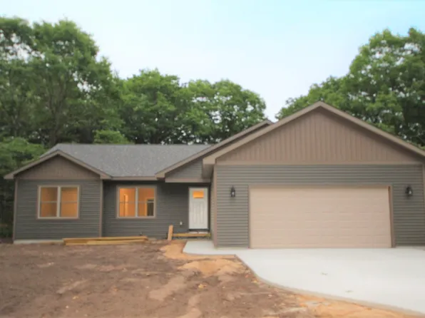 1739 Old Cabin Dr, Interlochen, MI 49643