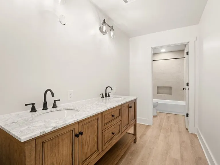 100 Franklin St — Photo 13