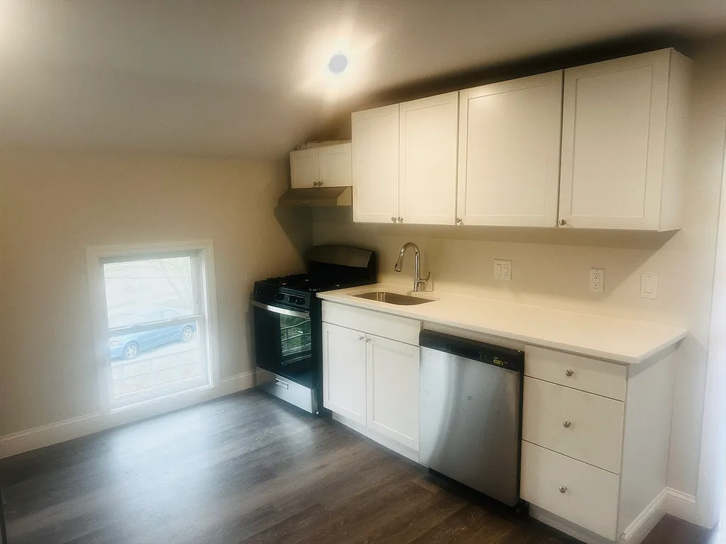 Building Photo - 558 Pleasant St #2