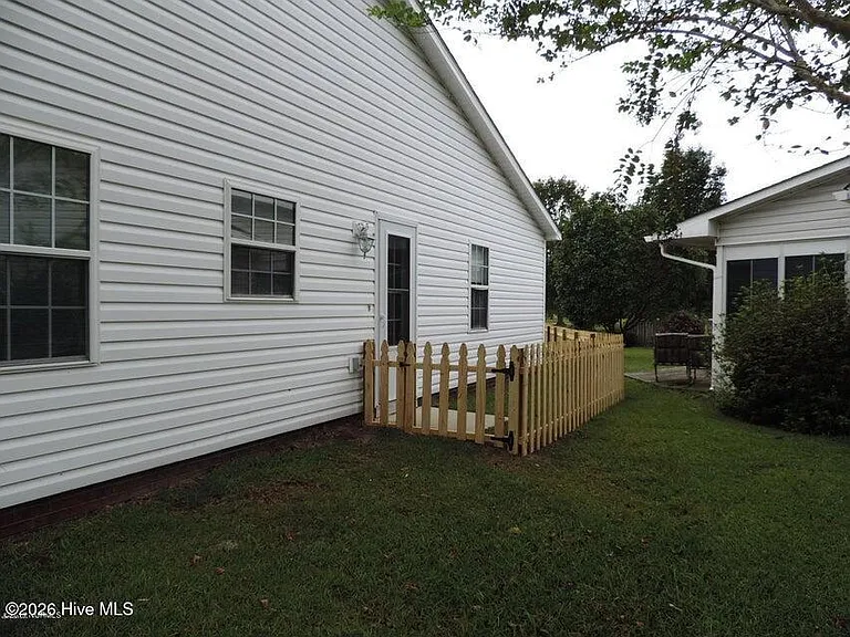105 Monterey Cir — Photo 12