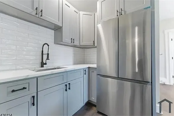 3 bed, 1000 sqft, $2,200 — Photo 2