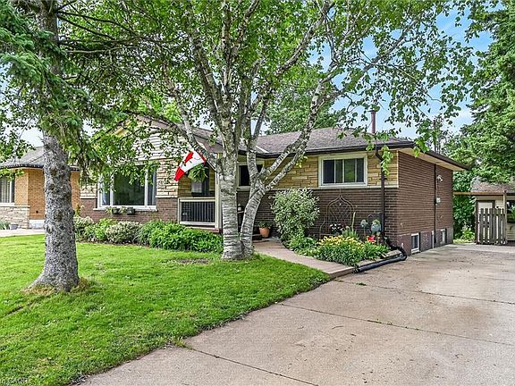 2nd image of 251 Mackenzie Cres