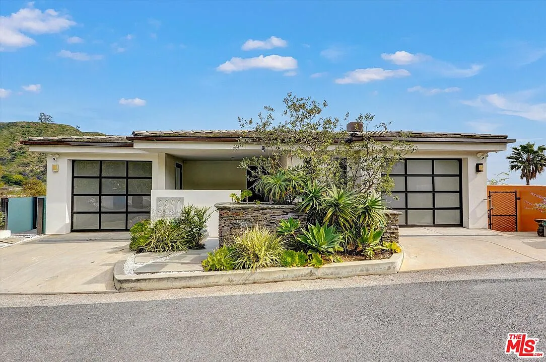 4 bed, 4.5 bath, 4143 sqft, $17,500 — Photo 1