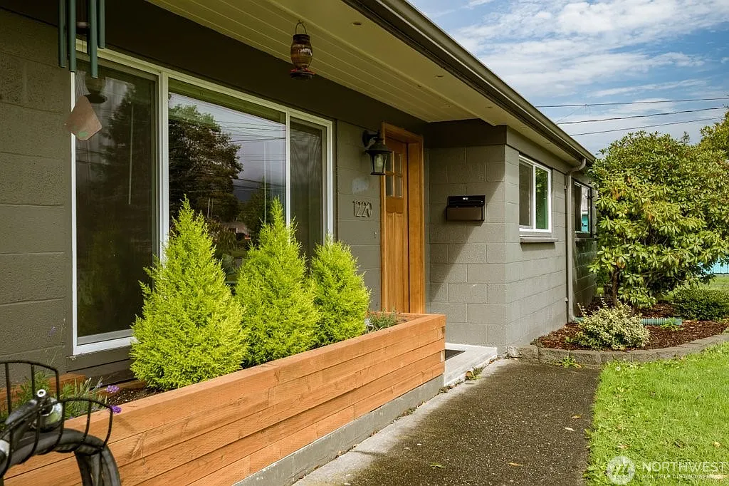 3 bed, 1.5 bath, 1567 sqft, $2,800 — Photo 3