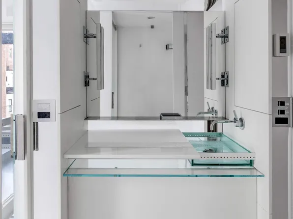 23 Beekman Place image 14 of 25