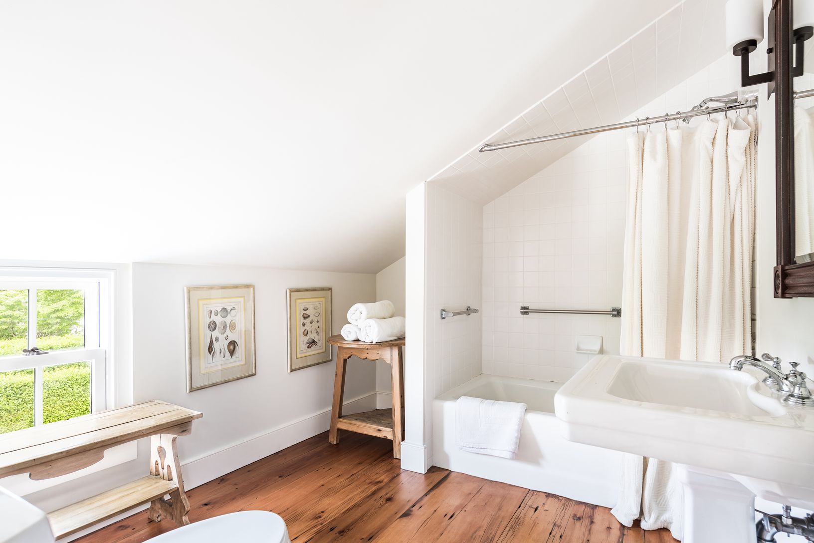  Bathroom accessed by 2nd staircase