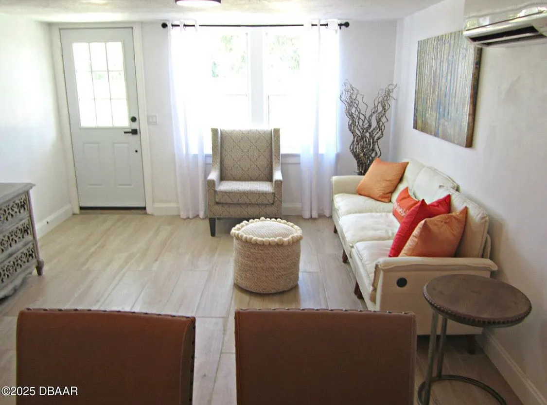 3 bed, 1000 sqft, $1,900 — Photo 3