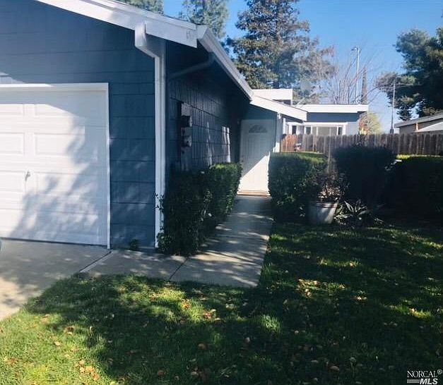 1st image of 150 Woodbury Cir