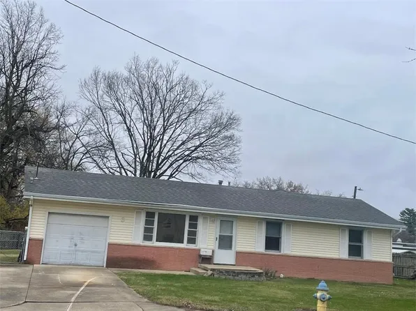 3 Hance Dr, Charleston, IL 61920