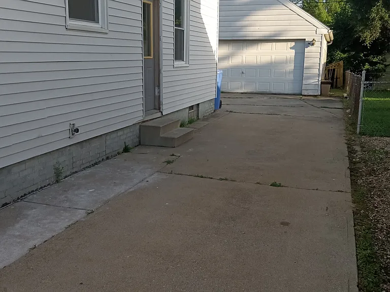 715 Southover Rd — Photo 2
