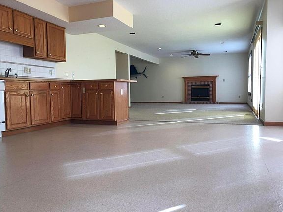 5th image of 105 Carlee Cir S