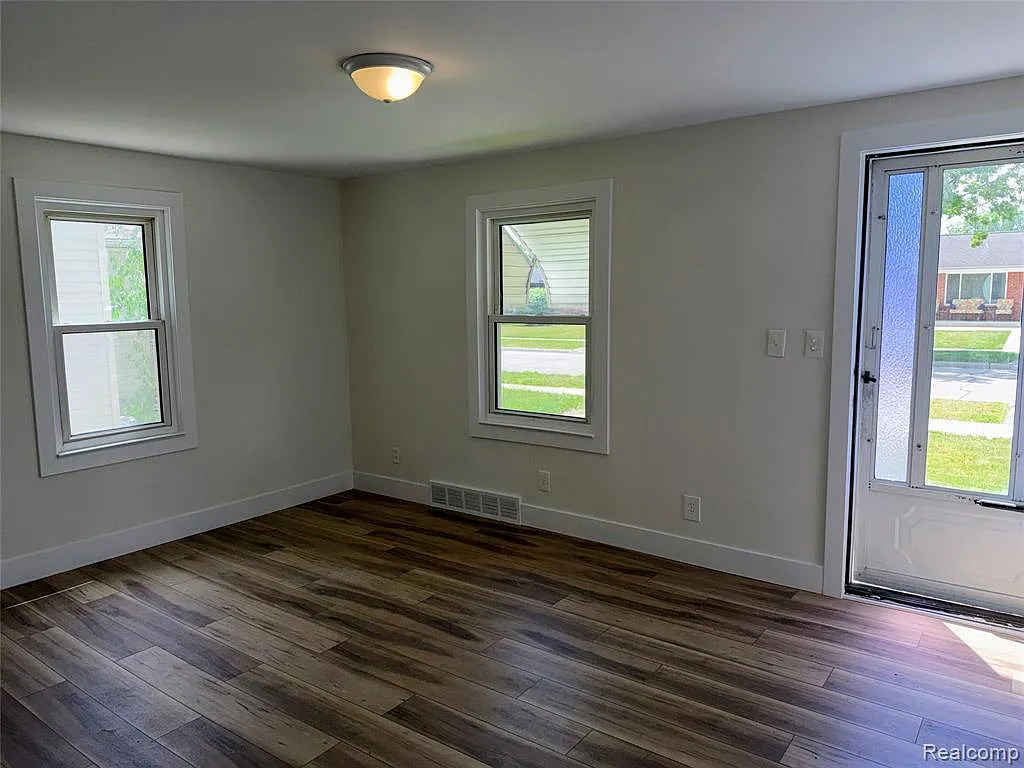 4 bed, 1.0 bath, 1271 sqft, $1,850 — Photo 2