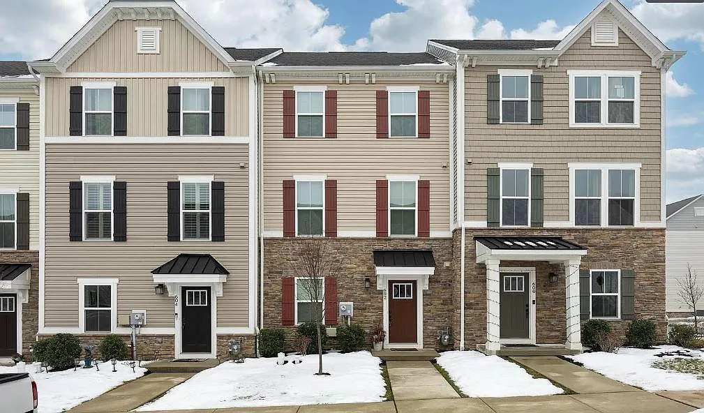 3 bed, 2120 sqft, $3,165 — Photo 1