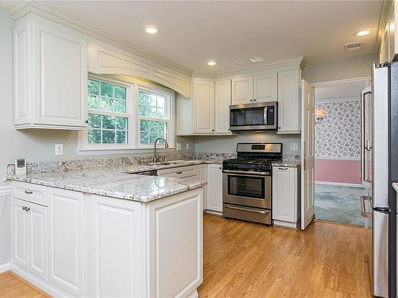 5th image of 415 Somerset Ln SE