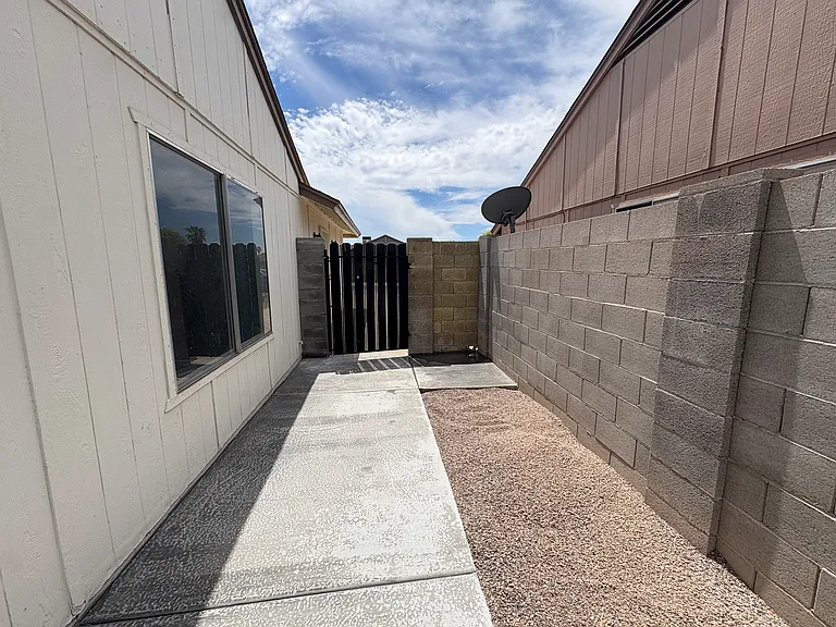 W Rose Garden Ln — Photo 5