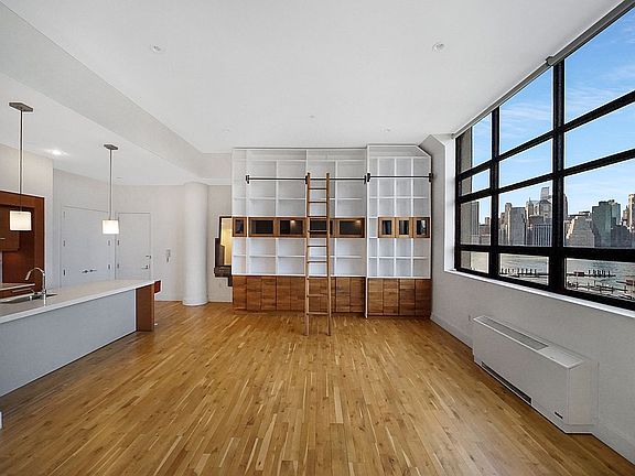 5th image of 360 Furman St APT 818