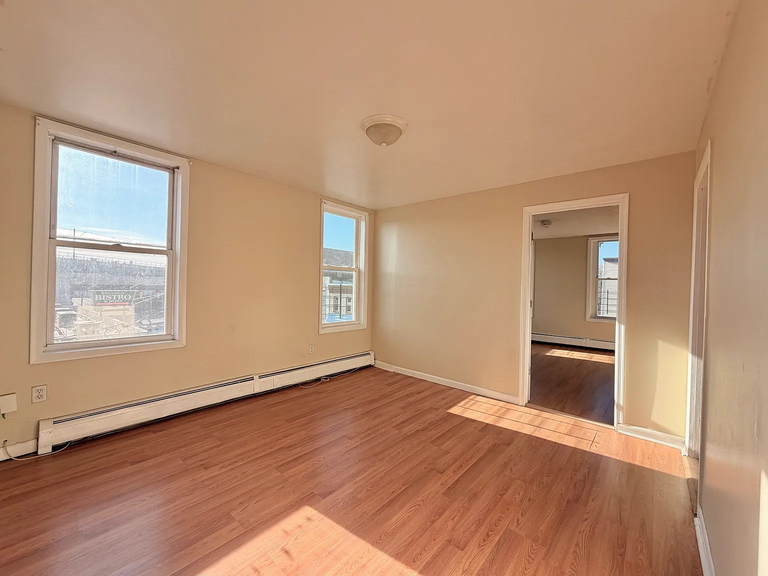 3 bed, 950 sqft, $2,200 — Photo 4