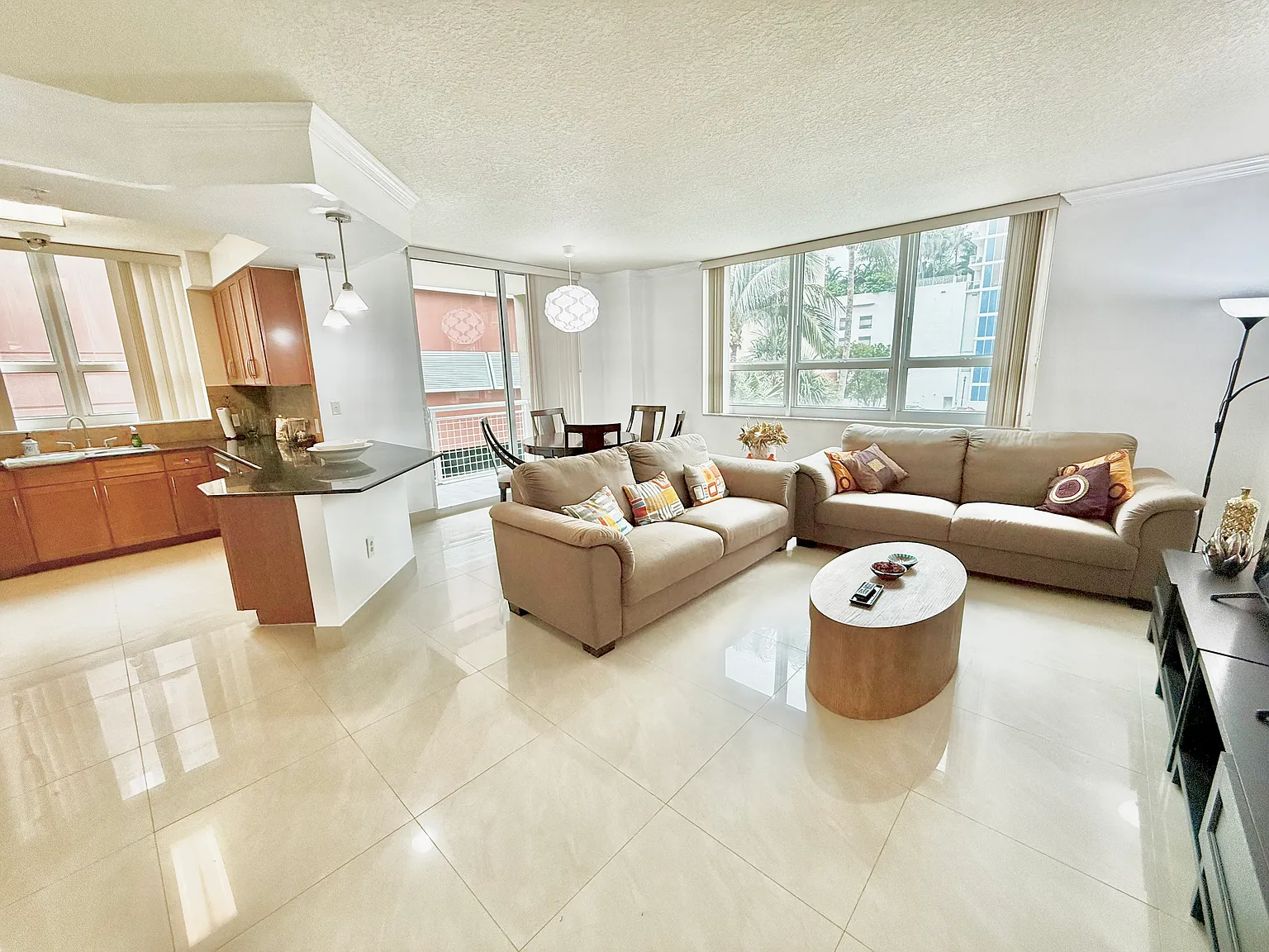 2000 N Bayshore Dr — Photo 2