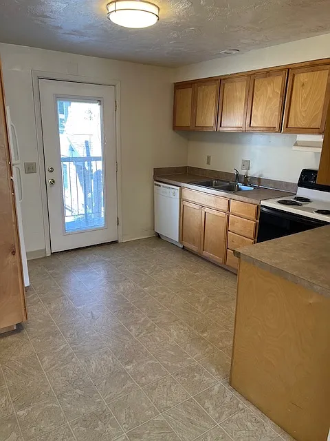 631 E 15th Ave — Photo 3