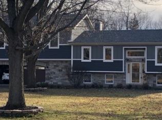 1615 Breezy Lawn Rd, Spring Grove, IL 60081