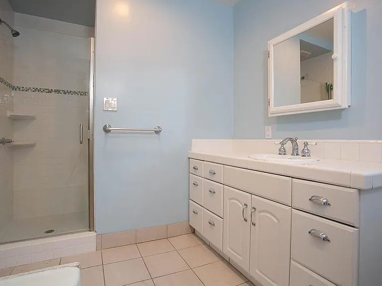 2654 Granville Ave — Photo 15