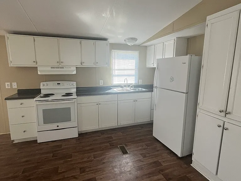3810 Dawson St — Photo 2