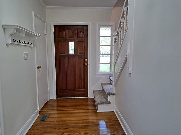 5th image of 429 Whitehall Cres