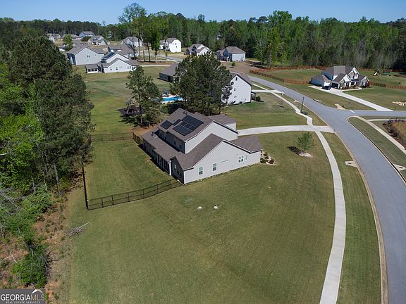 3rd image of 660 Genesee Point