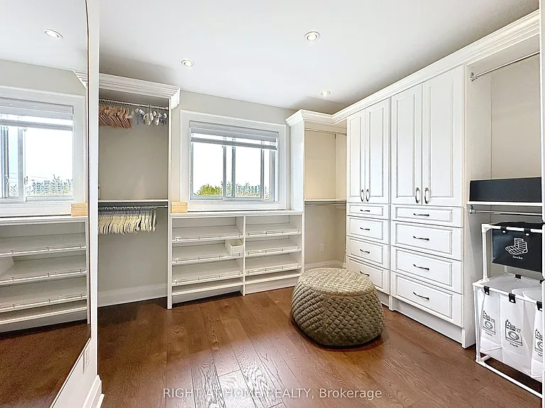 2547 Gill Cres — Photo 19