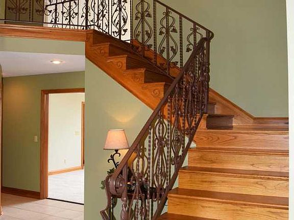 3rd image of 912 Woodridge Ct