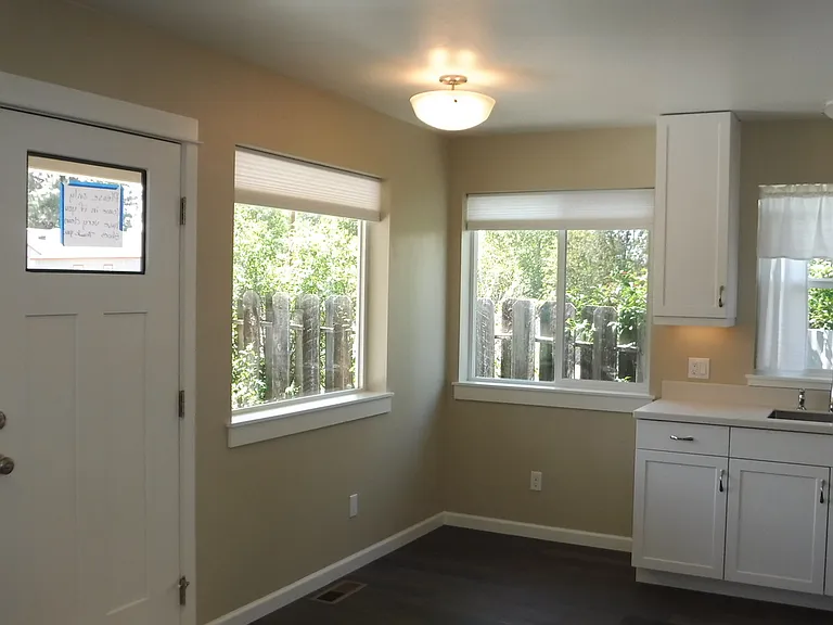 1609 NE 8th St #2 — Photo 2