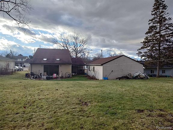 3rd image of 1061 Barbara St