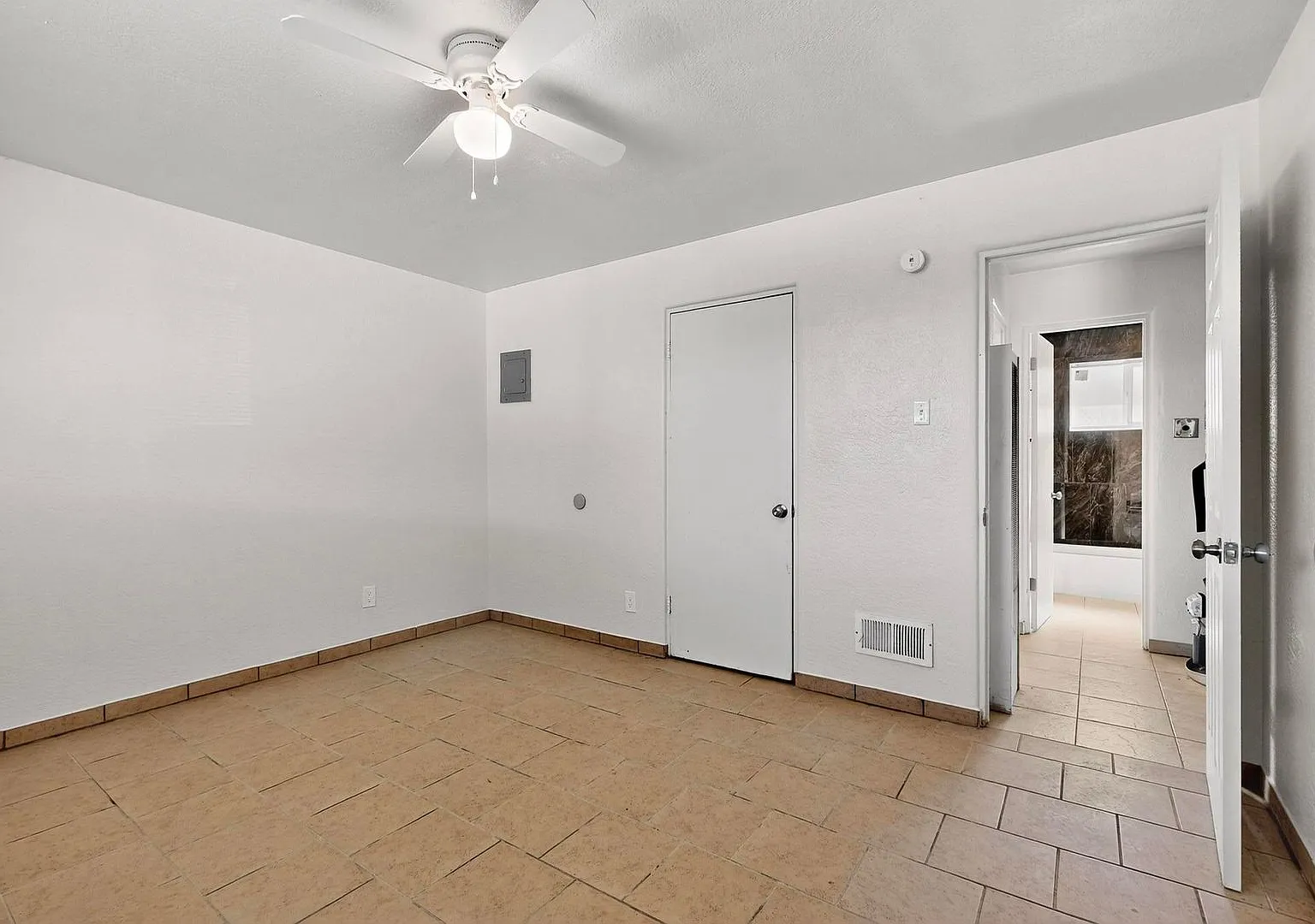 536 Cardenas Dr SE — Photo 3