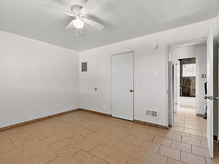 536 Cardenas Dr SE — Photo 2