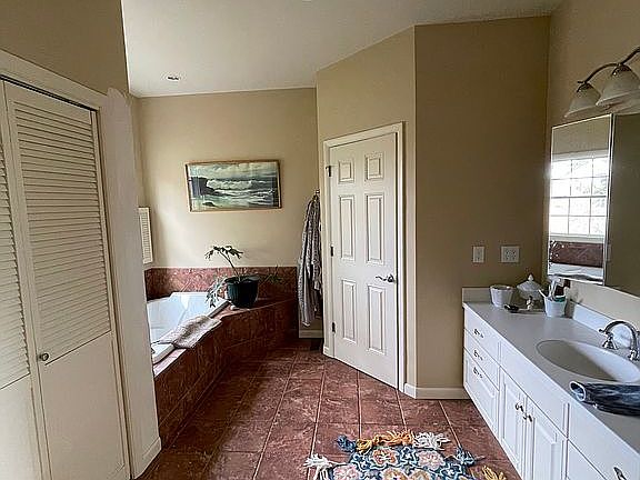 Master bath w/ whirlpool 