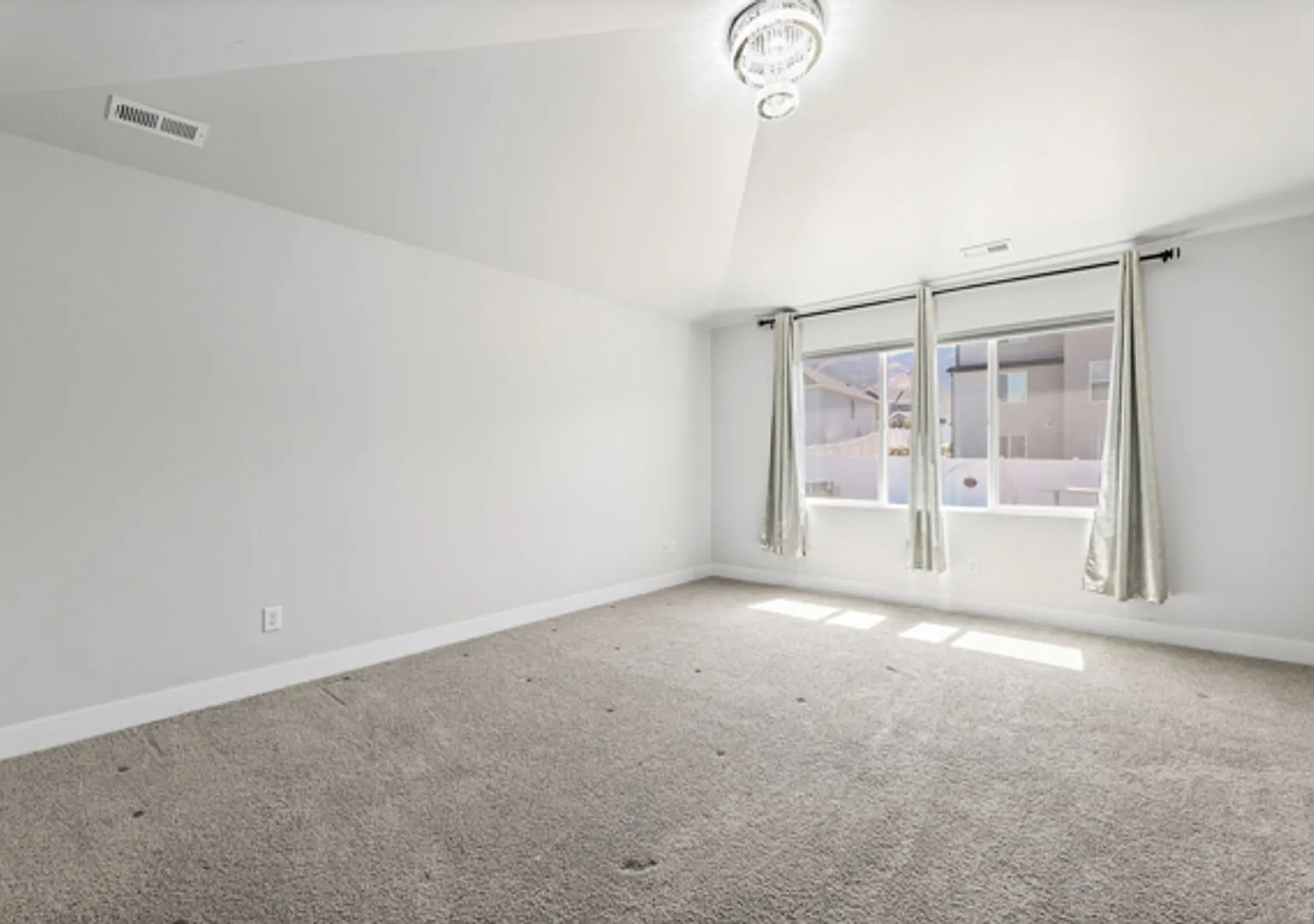 Large luxurious house with view of beautiful Utah Lake! — Photo 2