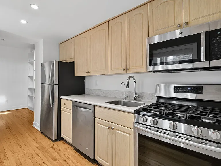 109 E 38th St #3A — Photo 4
