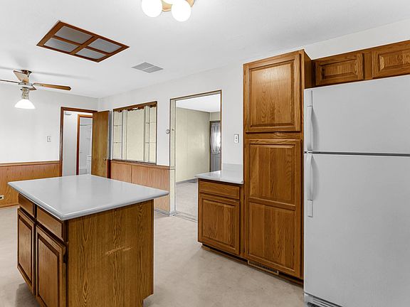 5th image of 7941 Natoma Ave
