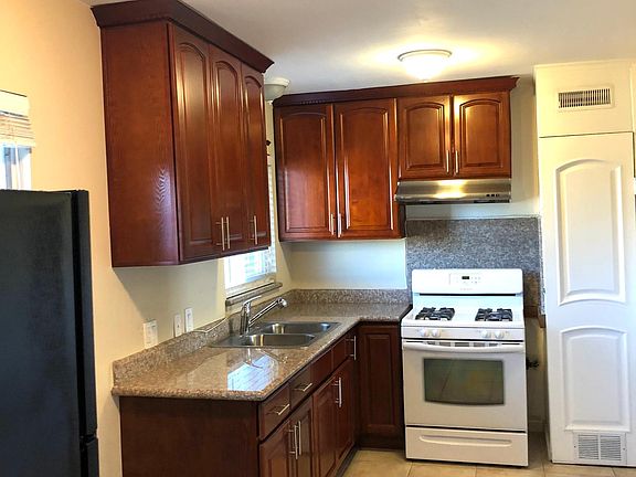 3rd image of 1712 Davis St APT 4