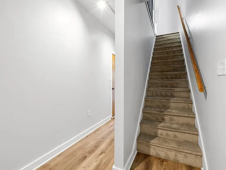 110 Moreland Ave SE #F — Photo 5