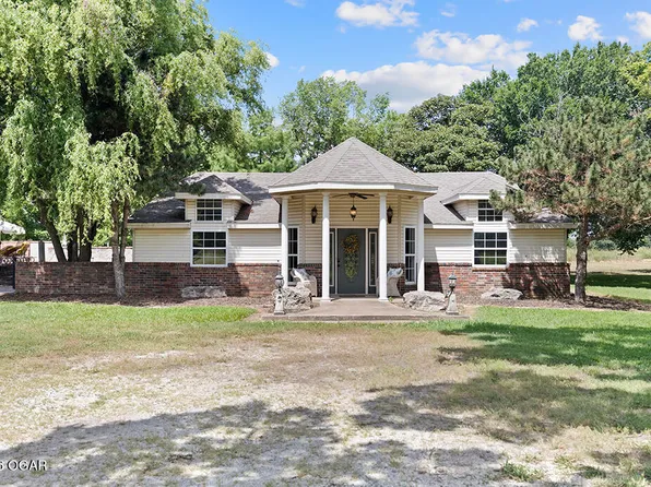 2953 Rowan Dr, Seneca, MO 64865