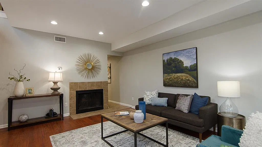 3 bed, 2.0 bath, 1064 sqft, $2,100 — Photo 4