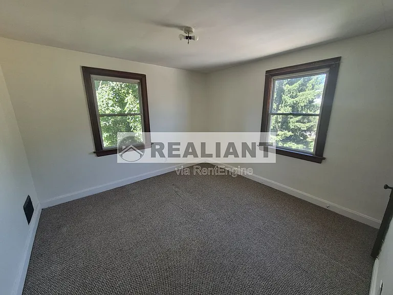 2214 Memorial Pkwy — Photo 8
