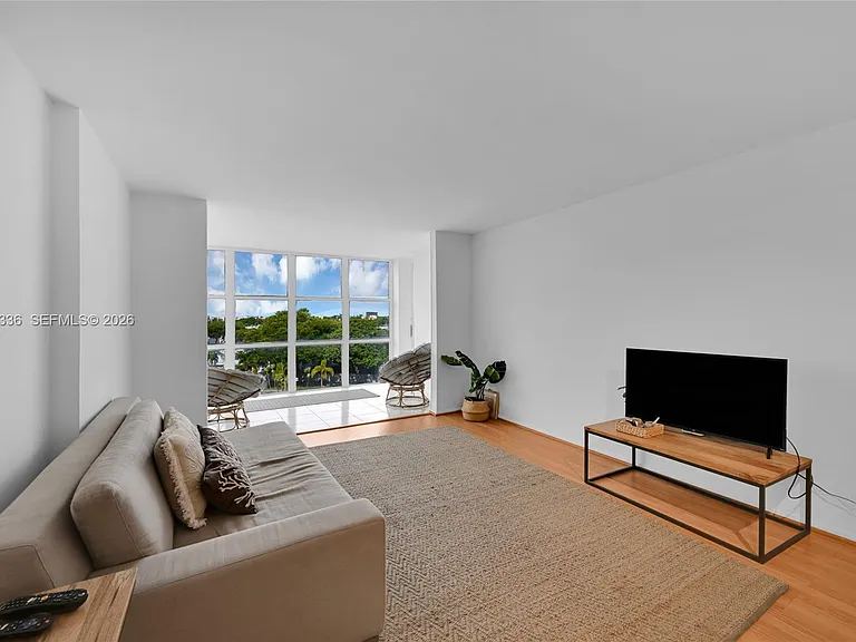 800 Parkview Dr #605 — Photo 4