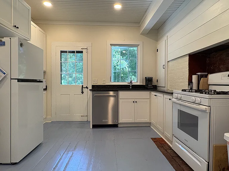 528 Third Beach Rd — Photo 6