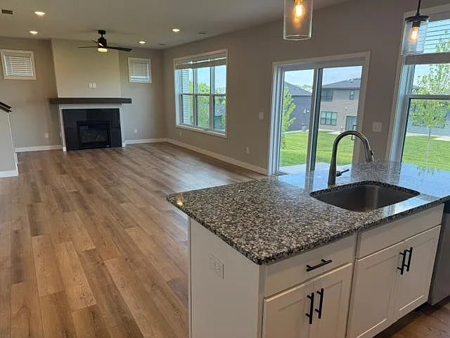 3 bed, 2.5 bath, 1715 sqft, $3,597 — Photo 4
