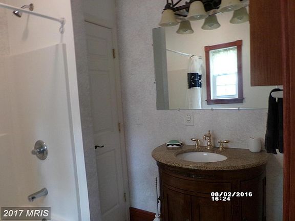 1st Floor Bath (Master)