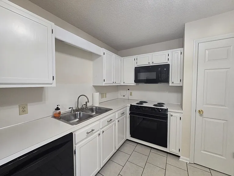 110 Westbrook Ct — Photo 4
